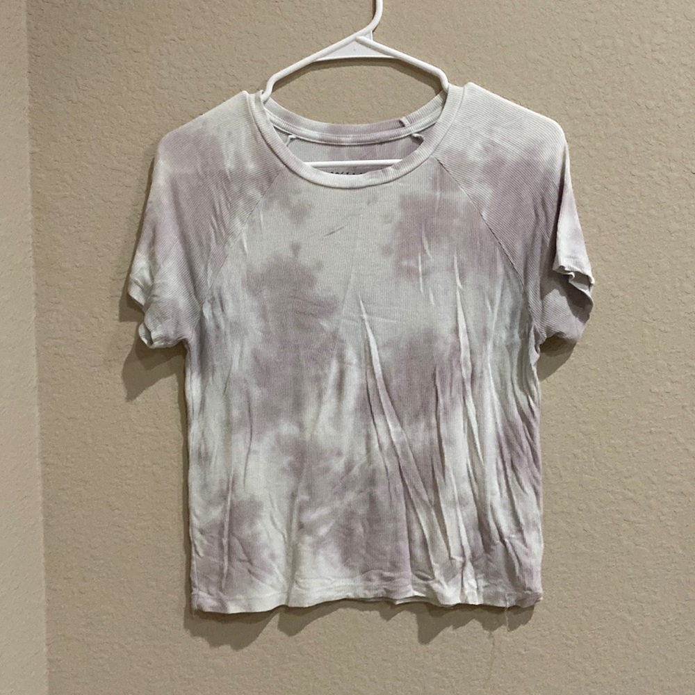 american eagle spotted gray and white shirt size small